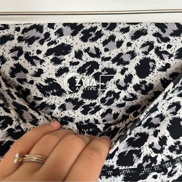 Zyia Active Black & White Leopard Print Pocket Cropped Leggings Size 4 - Picture 5 of 7
